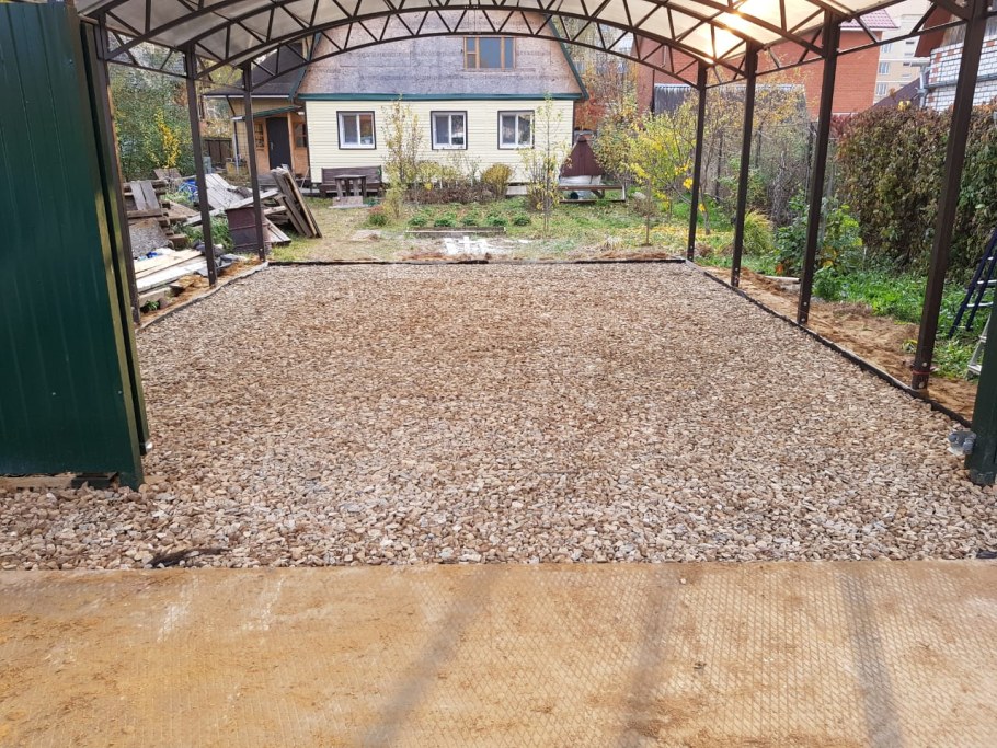 Площадка для машины из гравия