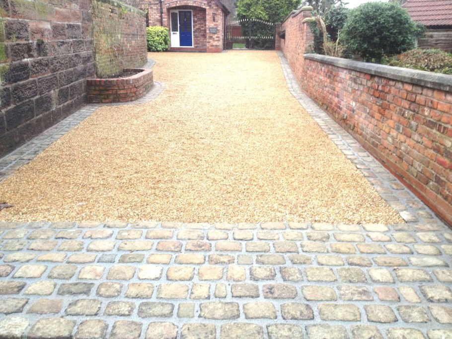 Площадка для машины из гравия