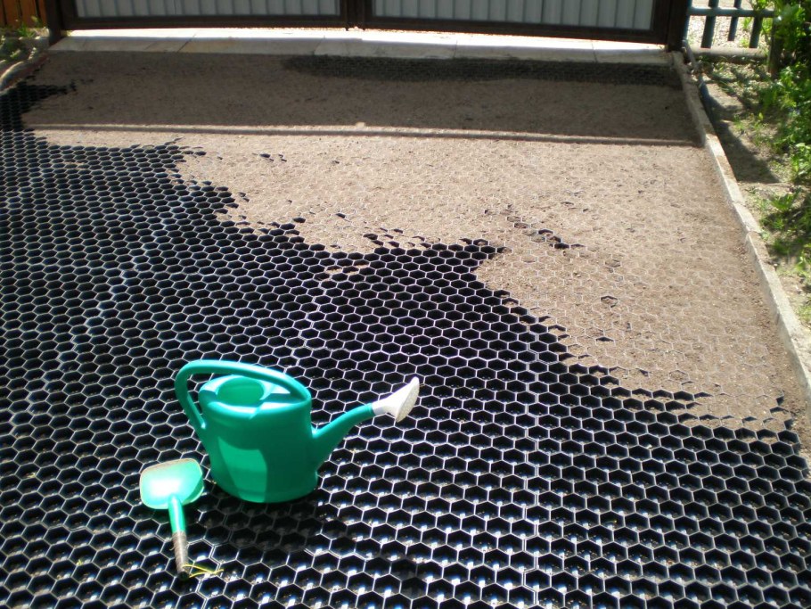 Парковочная площадка на участке