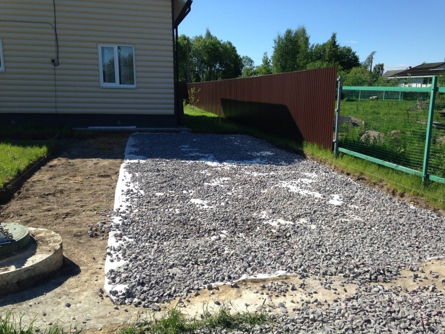 Площадка для машины из гравия