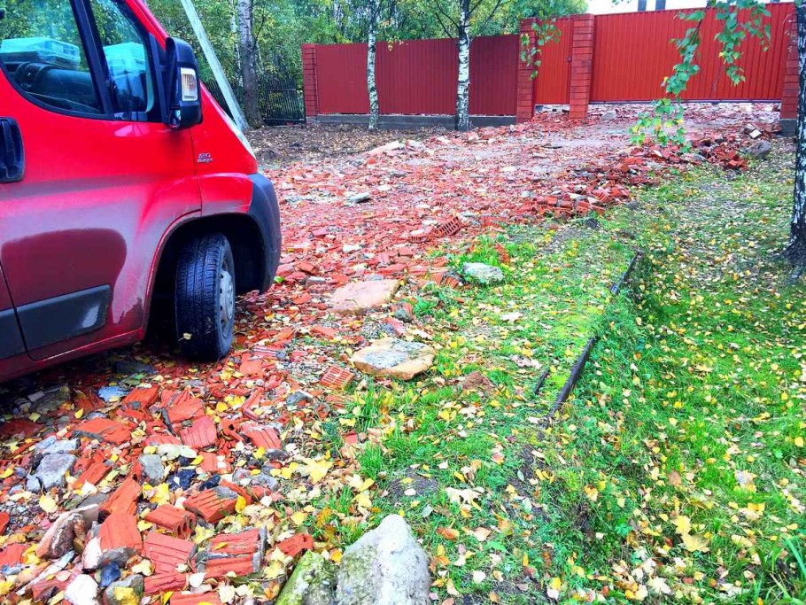 Парковочная площадка на даче