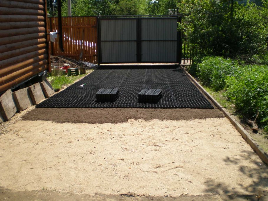 Парковочная площадка на даче