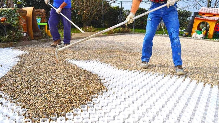 Площадка под машину на даче из щебня