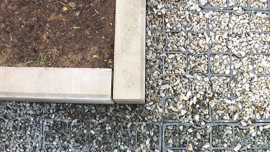 Парковка из щебня с бордюром