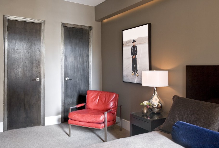 Графитовые двери в интерьере