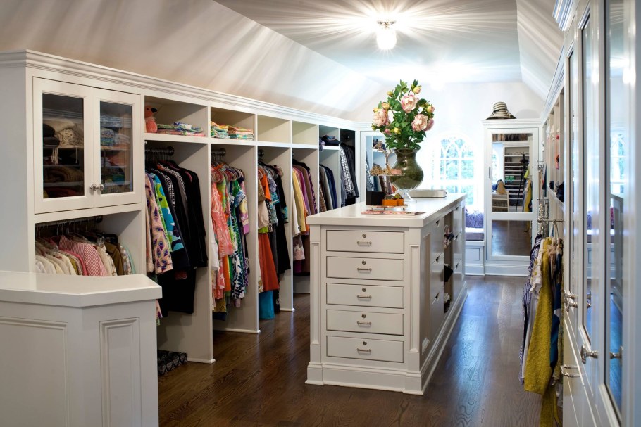 Гардеробная в деревянном доме