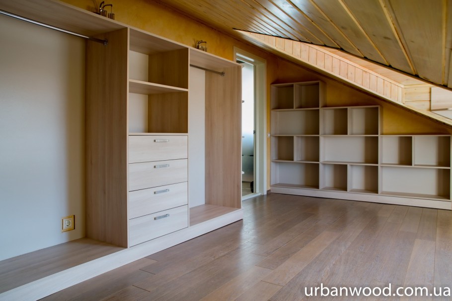 Встроенный шкаф на даче