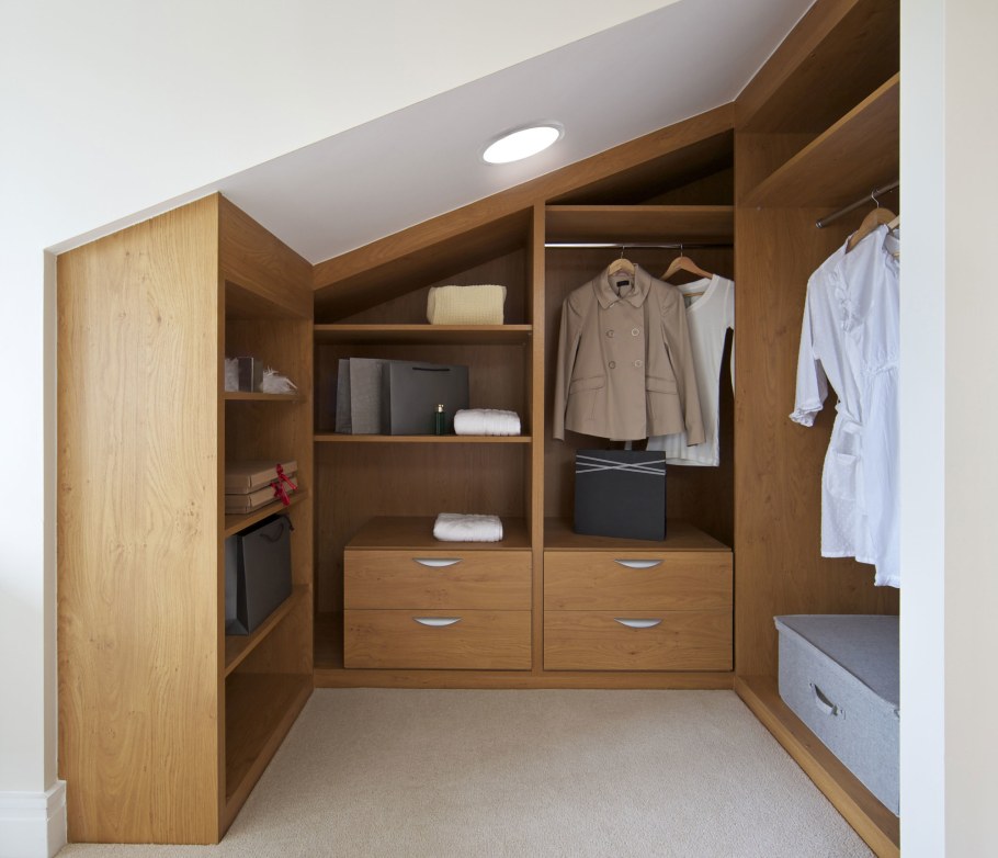 Встроенные шкафы на мансарде