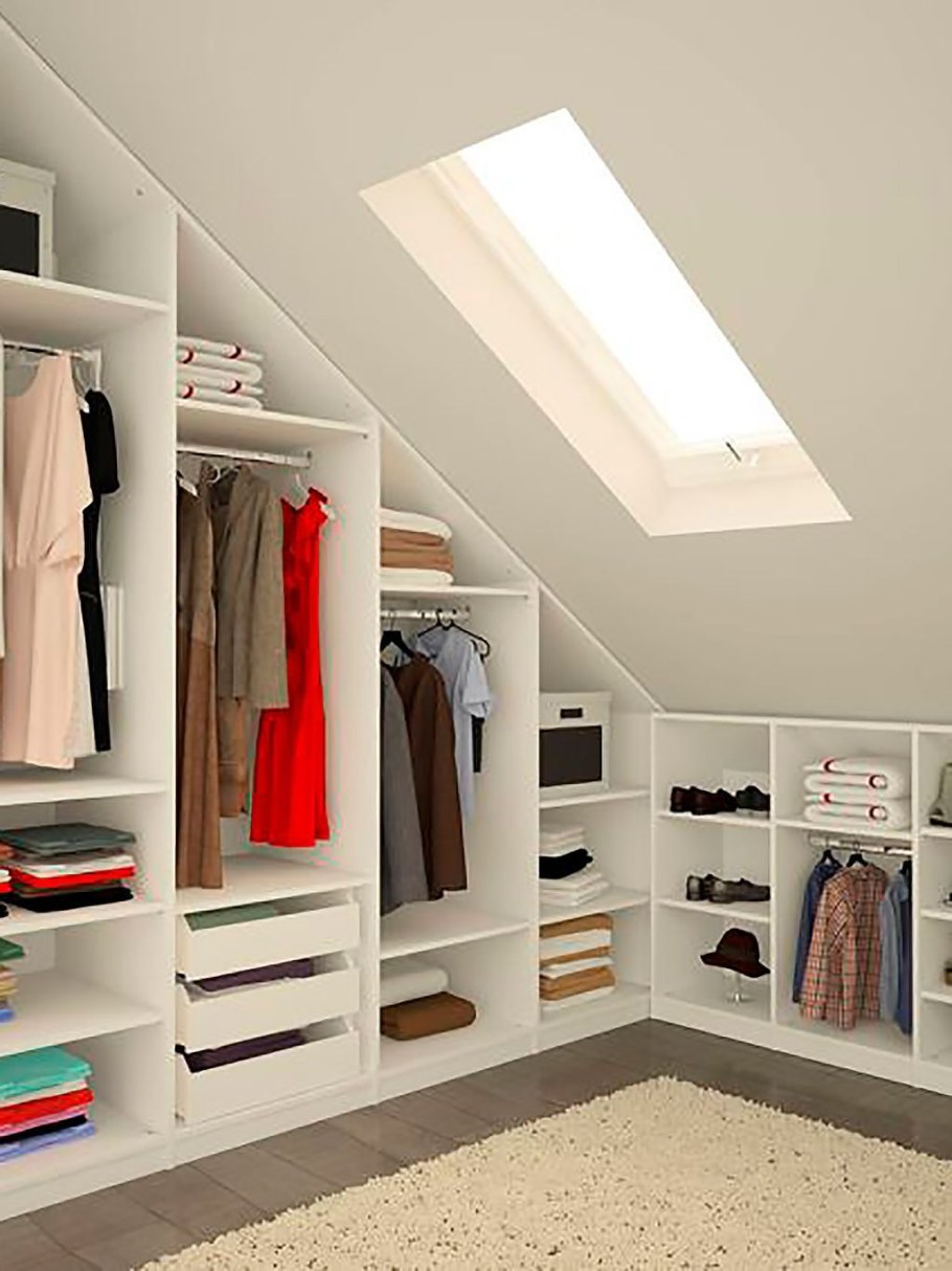 Встроенный шкаф под лестницей