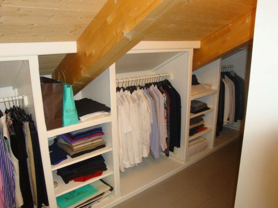 Гардеробные шкафы в деревянном доме