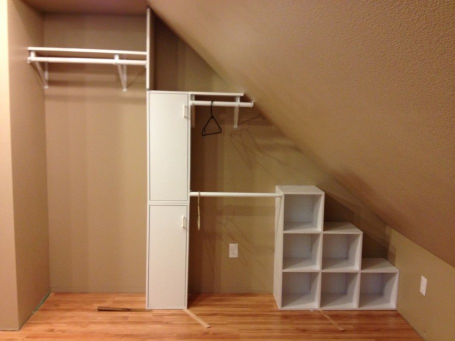 Гардеробная комната под лестницей