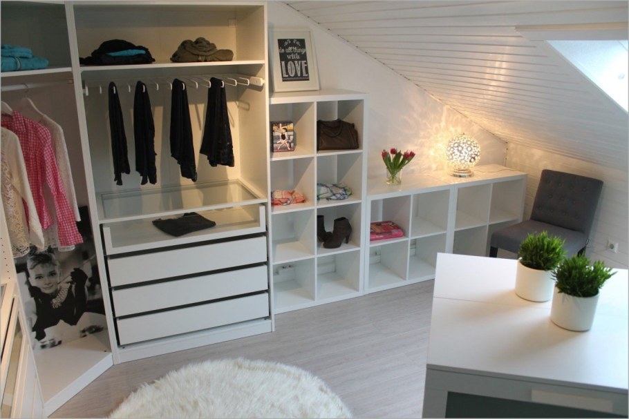Встроенные шкафчики на мансарде