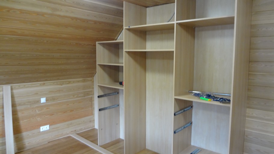 Большая гардеробная на дачу