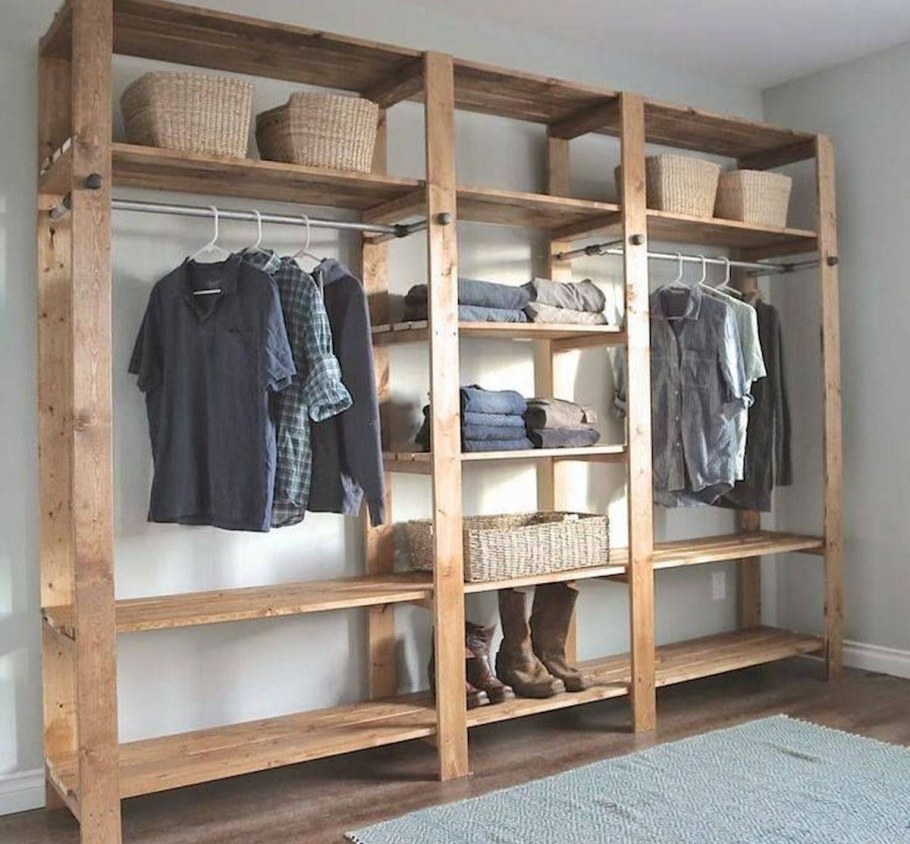 Встроенный шкаф на мансарде