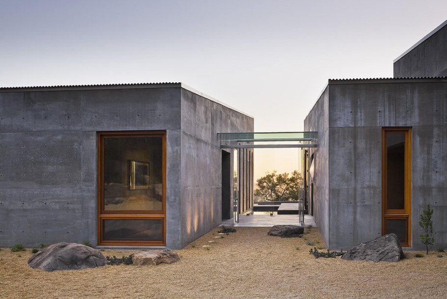 Одноэтажный дом из монолитного бетона