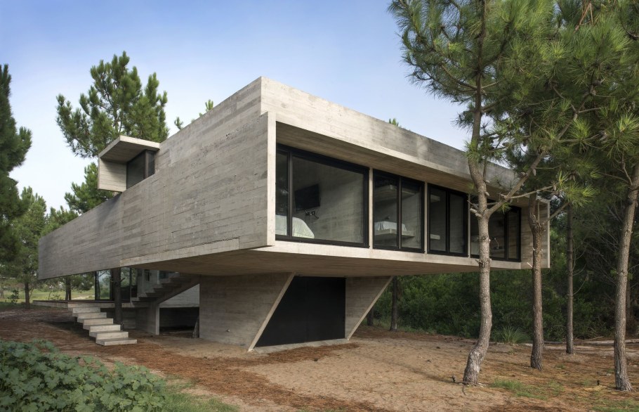 "Дом ножках" бетонный монолит Гонконг