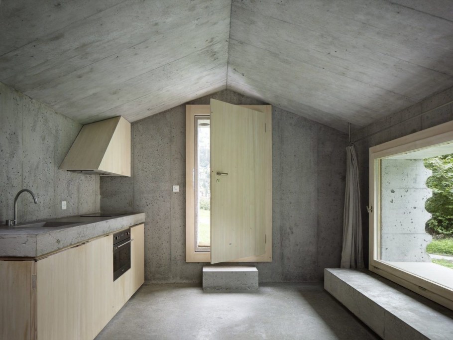 Маленький домик из бетона