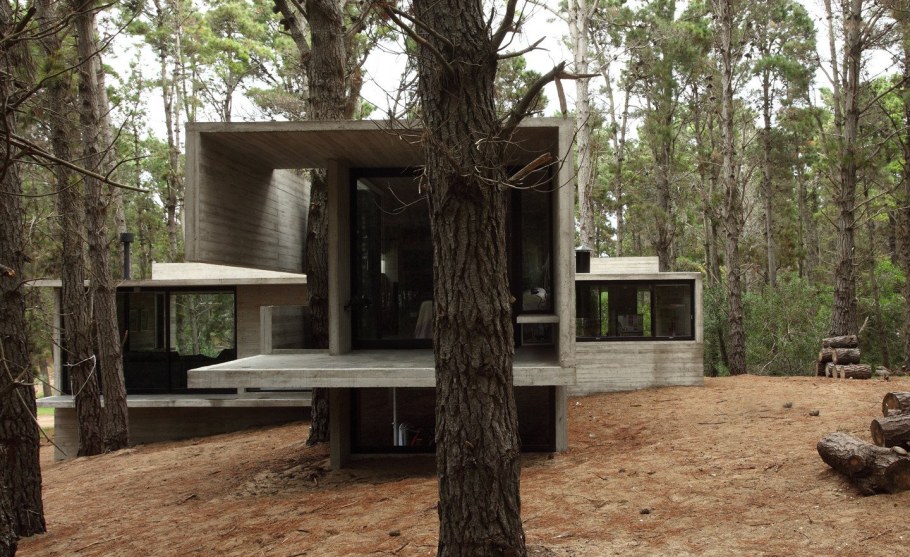 Современный дом из бетона и дерева