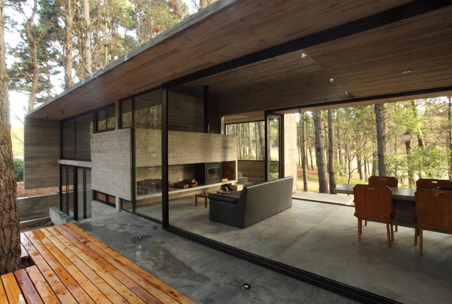 Бетонный дом с панорамными окнами