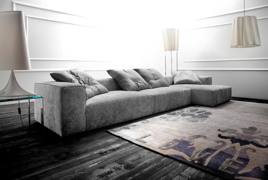 Серый велюровый диван