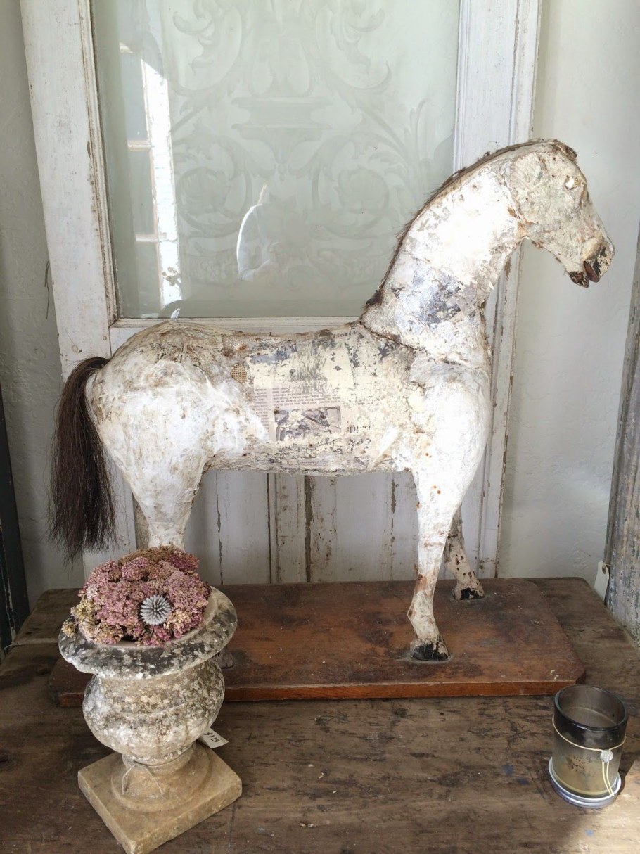 Лошадь из папье маше