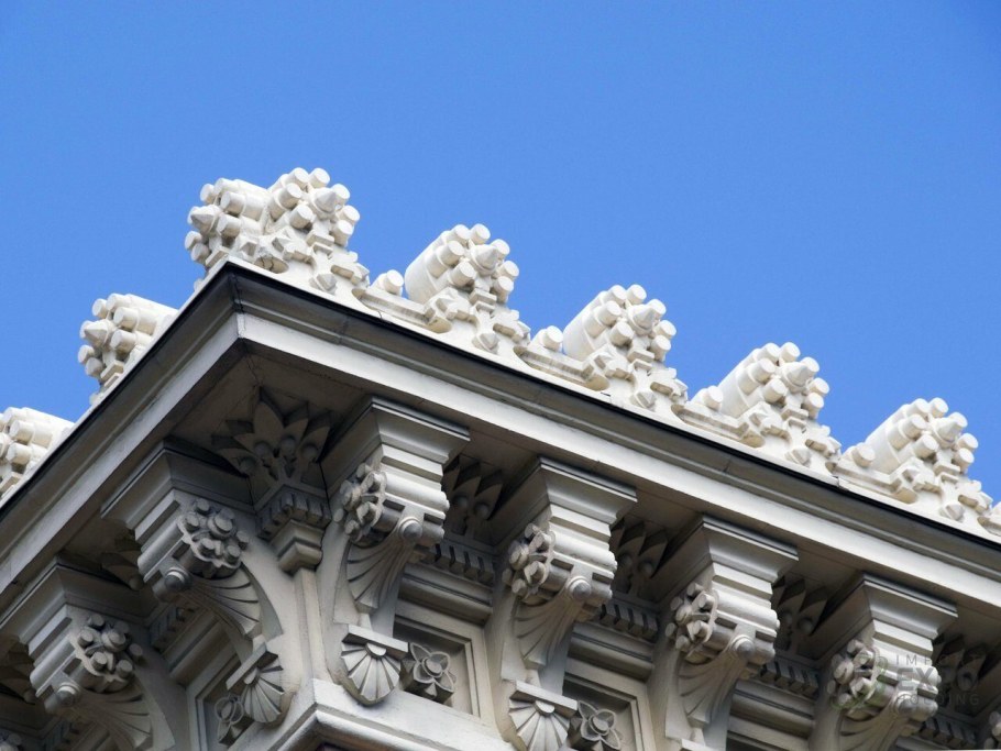 Венчающий карниз с дентикулами