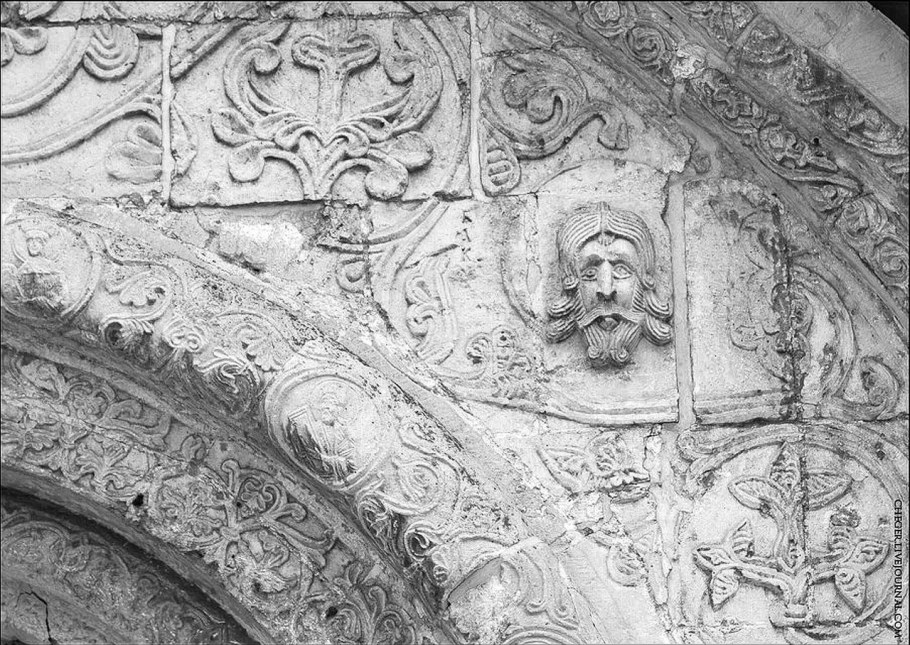 Фасад здания с колоннами