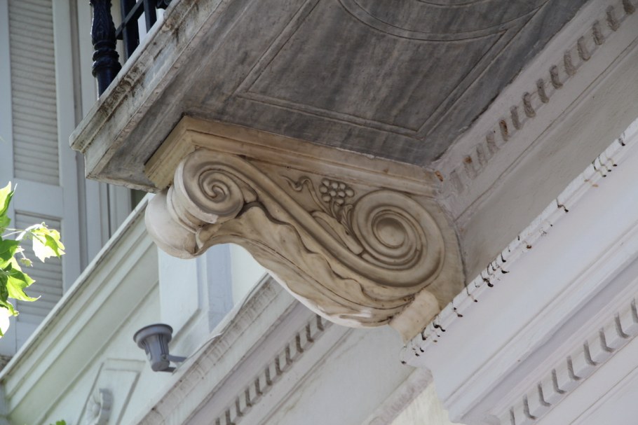 Резные консоли из дуба