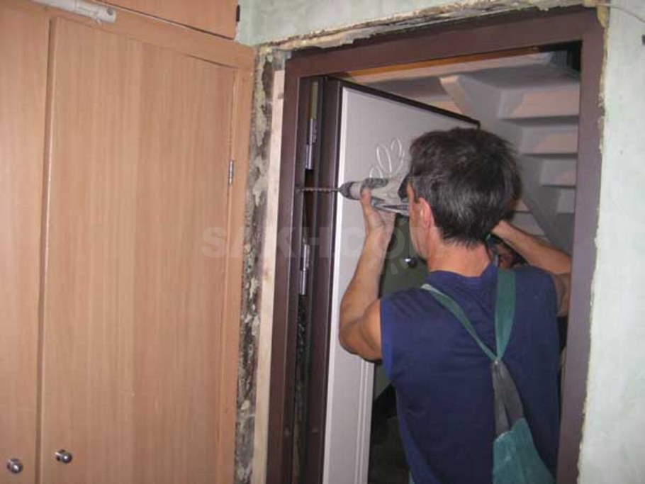 Коробка установленная в дверном проеме