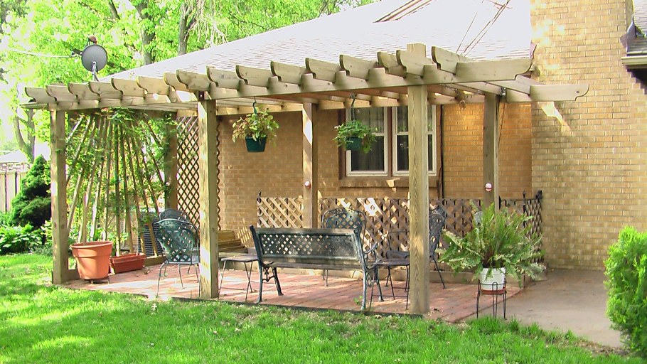 Деревянный настил патио с перголой