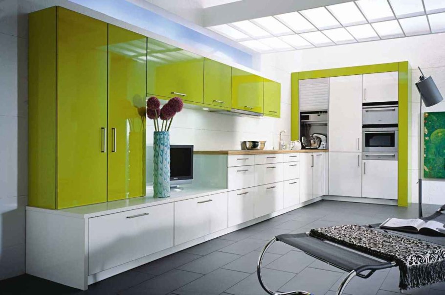 Кухня с зелеными фасадами