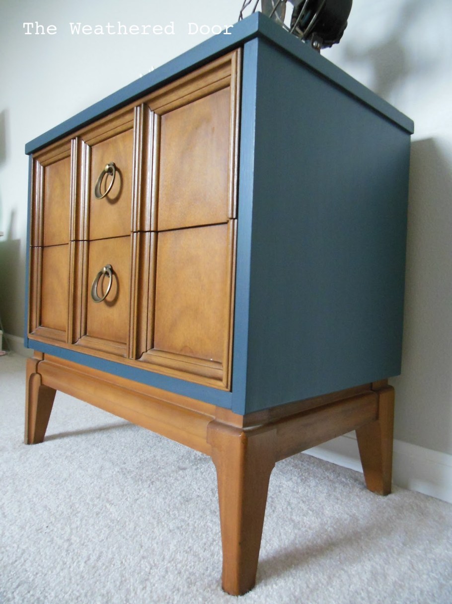 Перекрашенный старый шкаф