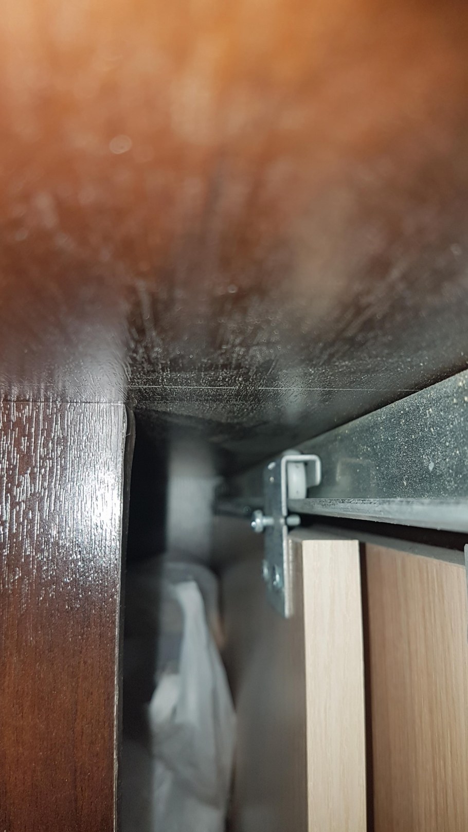 Щель между дверцами шкафа купе