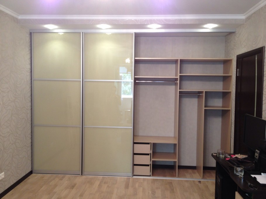 Шкаф купе со встроенным столом