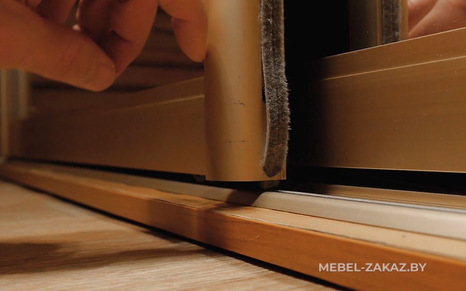 Регулируем двери шкафа купе