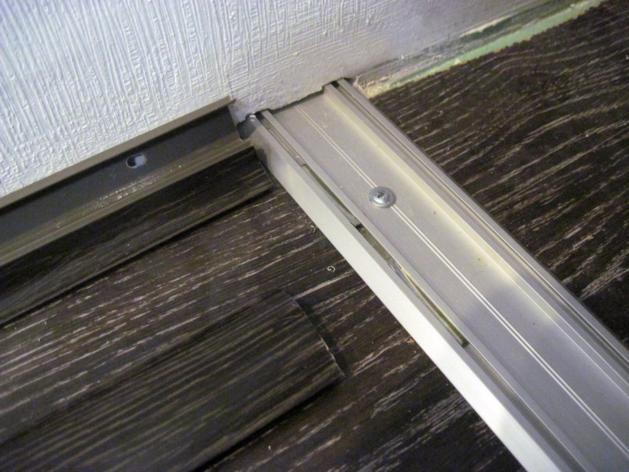 Сборка дверей купе из алюминиевого профиля