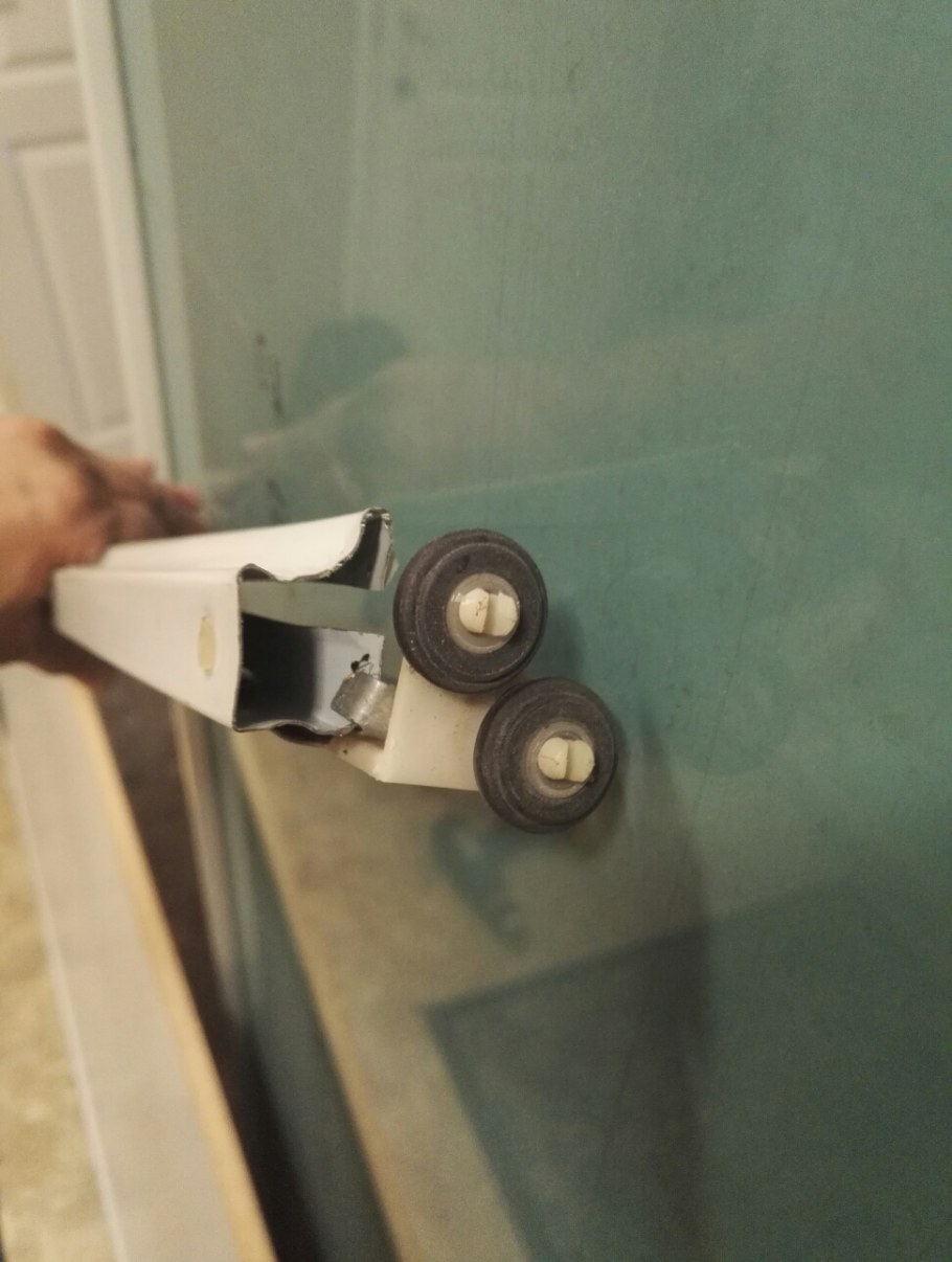 Сломалась дверь в шкафу купе