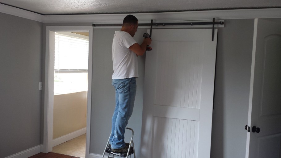 Монтаж раздвижных межкомнатных дверей