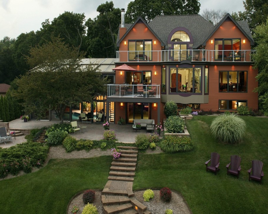 Красивый дом с бассейном