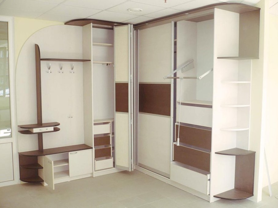 Угловой шкаф-купе в прихожую