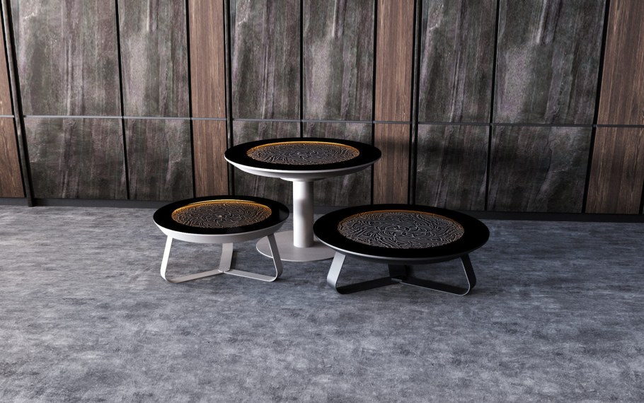 Топор на столе