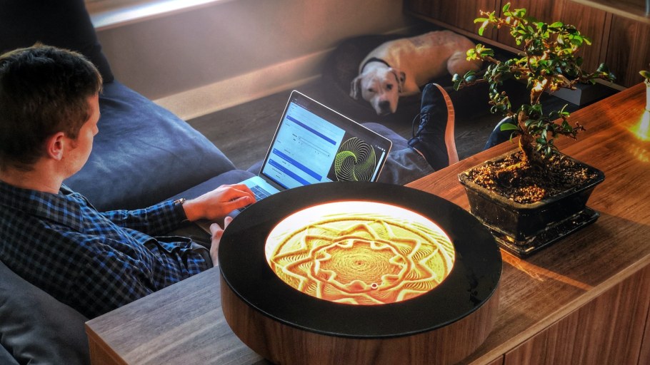 Журнальный столик с песком и шариком