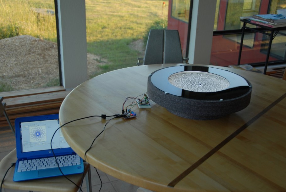 Журнальный столик с песком и шариком