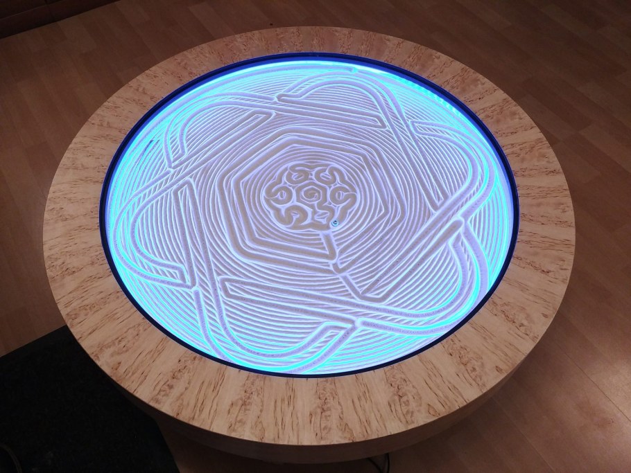 Журнальный столик с песком и шариком