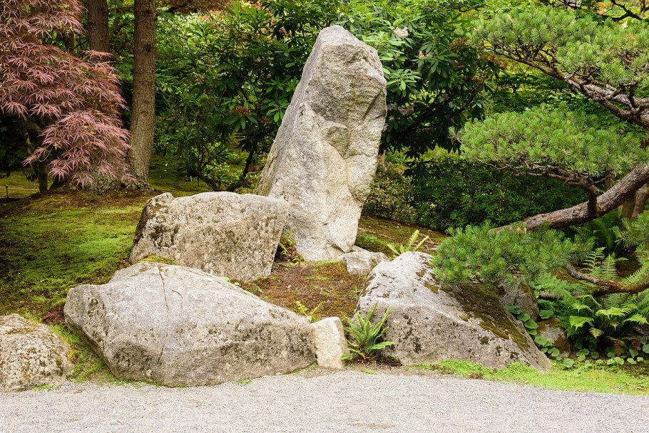 Сухой ручей в японском саду