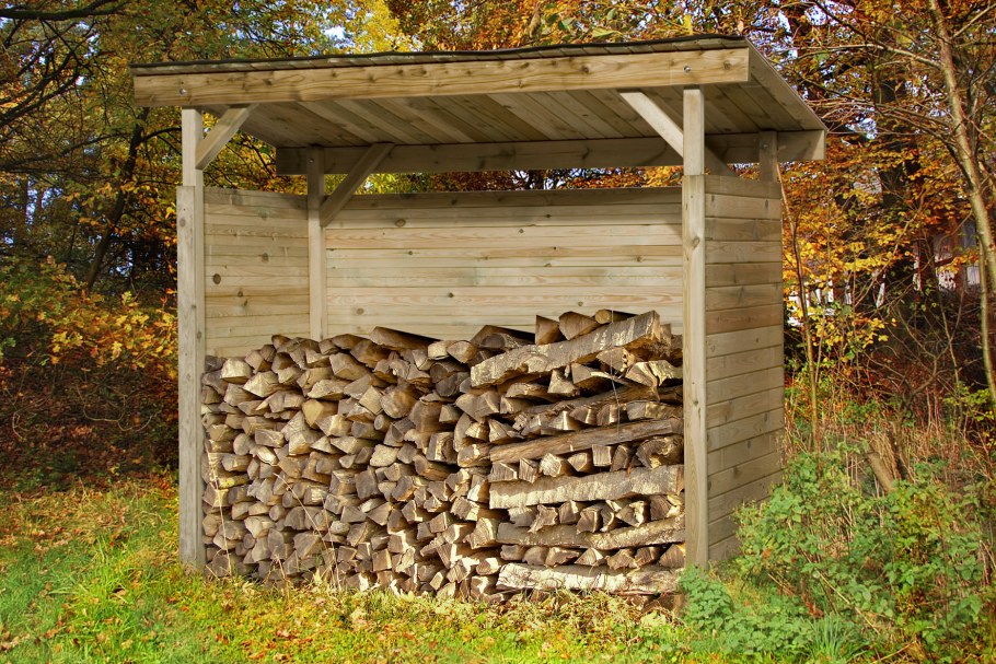Дровник из жердей