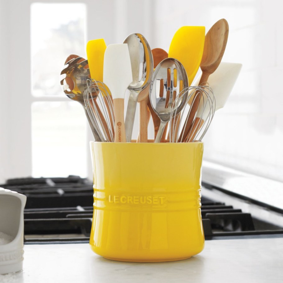 Кухонные принадлежности жёлтого цвета