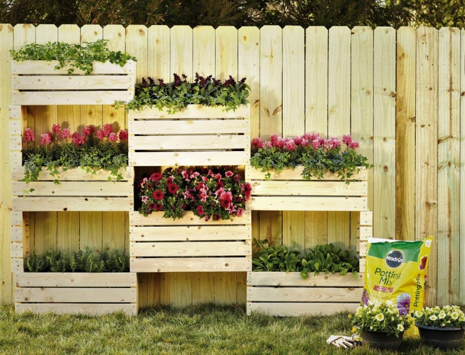 Клумба из досок для цветов