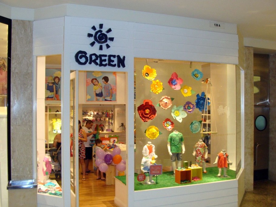 Витрина детского магазина игрушек