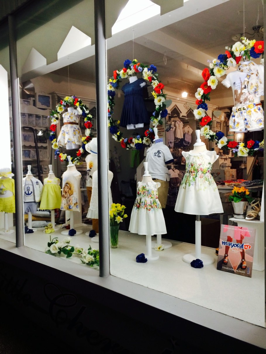 Витрина магазина детской одежды